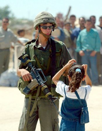 Niña Palestina sin miedo enfrenta a soldado judío