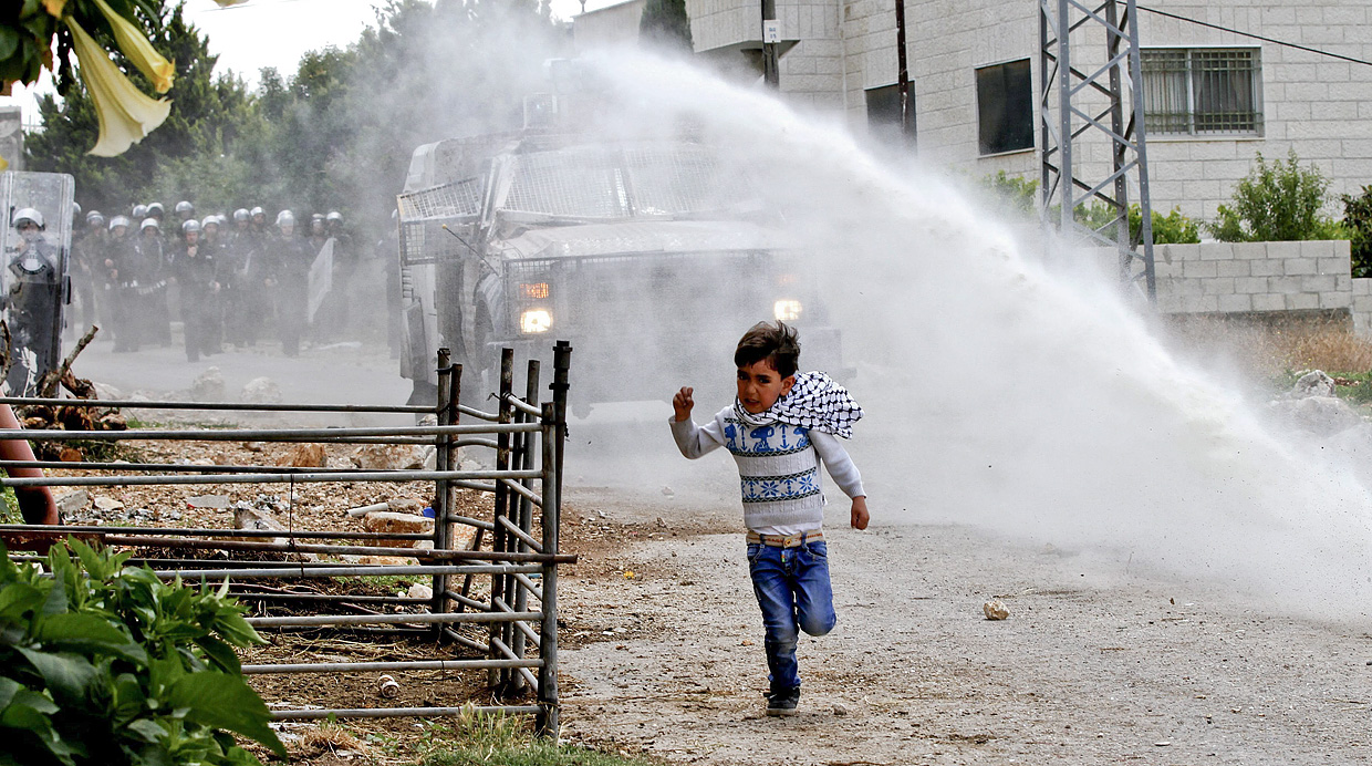 Ejército echa encima  unidad blindada contra el niño Palestino