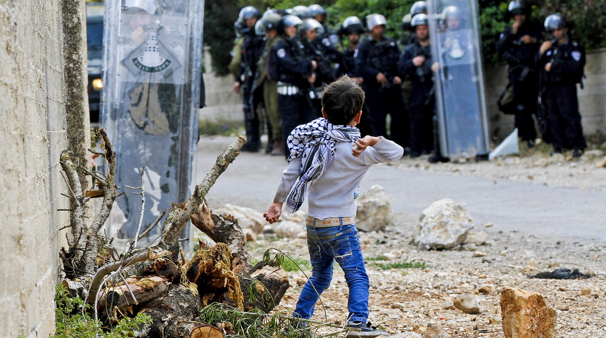 Niño Palestino enfrenta a soldados