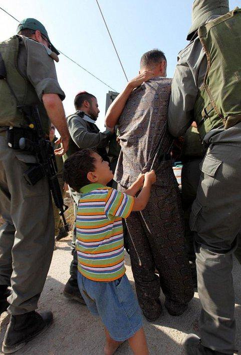 Niño Palestino trata de impedir que soldados de Israel se lleven a su padre