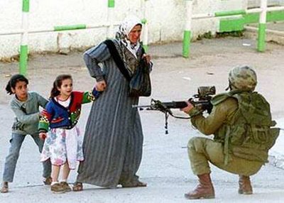 Madre Palestina protege con su cuerpo a hijas