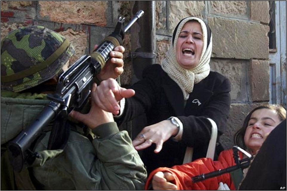 Madre e hija Palestinas enfrentan a soldado judío