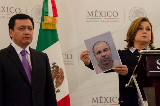 MÉXICO, D.F., 13JULIO2015.- Miguel Ángel Osorio Chong, secretario de gobernación, y Arely Gómez, procuradora general de la República, ofrecieron una conferencia de prensa en donde detallaron los hechos en torno al escape de Joaquín "El Chapo" Guzmán, líder del cártel de Sinaloa. Ayer se confirmó la fuga del capo, después de atravesar un túnel de 1.5 kilómetros en Almoloya de Juárez, Estado de México, lo que representa su segundo escape de un penal e máxima seguridad. "El Chapo" fue detenido la madrugada del 22 de febrero de 2014 en Mazatlán, Sinaloa, por efectivos de la Armada de México e internado ese mismo día en el penal federal del Altiplano. El narcotraficante se fugó por primera ocasión en 2001.
FOTO: MARÍA JOSÉ MARTÍNEZ /CUARTOSCURO.COM