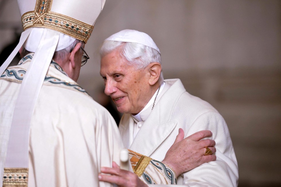 CRC07 CIUDAD DEL VATICANO 08/12/2015.- El papa Francisco (i) saluda al papa emérito Benedicto XVI antes de la ceremonia de apertura de la Puerta Santa con motivo de la inauguración del Jubileo Extraordinario de la Misericordia, en el Vaticano, hoy, 8 de diciembre de 2015. El papa Francisco afirmó hoy, antes de abrir la Puerta Santa, que el Jubileo Extraordinario de la Misericordia que se celebrará hasta el próximo 20 de noviembre, "será un año para crecer en la convicción de la misericordia". EFE/MAURIZIO BRAMBATTI