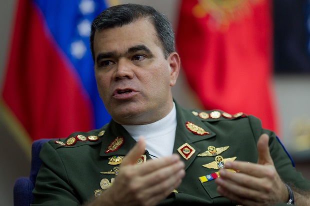 CAR01. CARACAS (VENEZUELA), 12/02/2015.- El ministro de Defensa de Venezuela, general Vladimir Padrino, habla con Efe este 11 de febrero de 2015 en la sede de su ministerio, en la ciudad de Caracas (Venezuela). Padrino afirmó que para las Fuerzas Armadas una manifestación pacífica y sin armas es "intocable", pero precisó que sí actuarán contra una campaña de "violencia organizada" como la que asegura que se vivió hace un año en el país. "La fuerza pública no confronta manifestaciones pacíficas, una manifestación pacífica es constitucional, cualquiera puede salir con sus pancartas", aseguró Padrino al cumplirse un año del inicio de la ola de protestas antigubernamentales en Venezuela. EFE/MIGUEL GUTIERREZ
