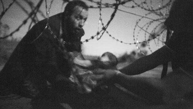 Mejor foto del año 2015 para World Press Photo
Hope for a New Life, © Warren Richardson, Australia Un hombre pasa un bebé a través de la valla fronteriza de en Röszke, entre Serbia y Hungría, el 28 de agosto de 2015.