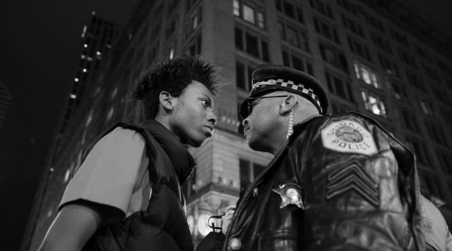 Tercer premio individual en la categoría de temas contemporáneos
© John J. Kim, USA. Lamon Reccord mira a los ojos a un sargento de la policía durante una protesta después de la muerte a tiros de Laquan McDonald por la policía de Chicago, Illinois, EE.UU., 25 de Noviembre de 2015.