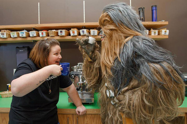 Candace-Payne-y-Chewbacca-ya-son-amigos_landscape