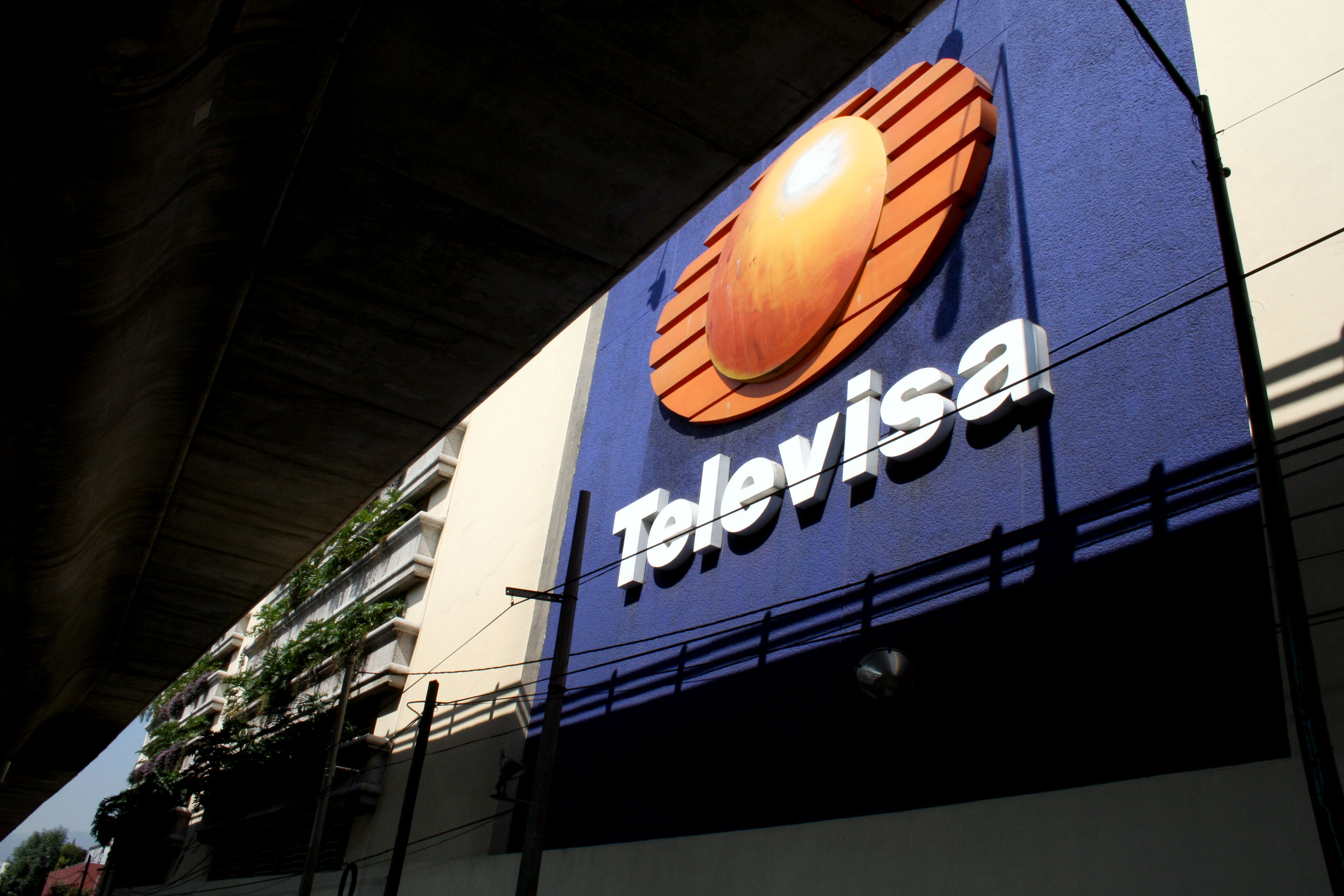 Fachada de las instalaciones de Televisa en Periferico Sur, a la altura de Altavista. 
Iyari Tirado Burnat / Procesofoto / DF / 070604