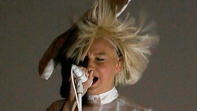 viento-descubierto-rostro-cantante-Sia_930517605_108479352_667x375