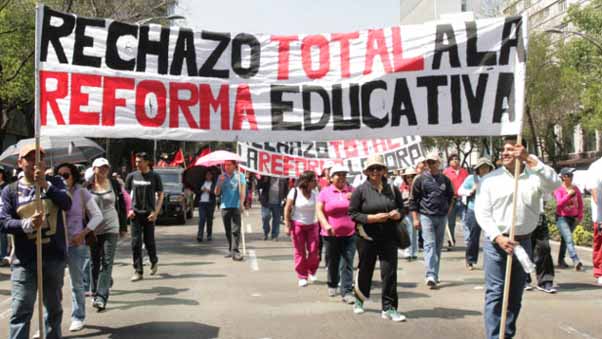 MÉXICO, D.F., 21FEBRERO2013.-Organizaciones sociales y políticas del Estado de México, se manifestaron en paseo de la Reforma para manifestarse en contra de la Reforma Educativa. Se dirigieron a la Secretaría de Gobernación.  
FOTO: JUAN PABLO ZAMORA / CUARTOSCURO.COM