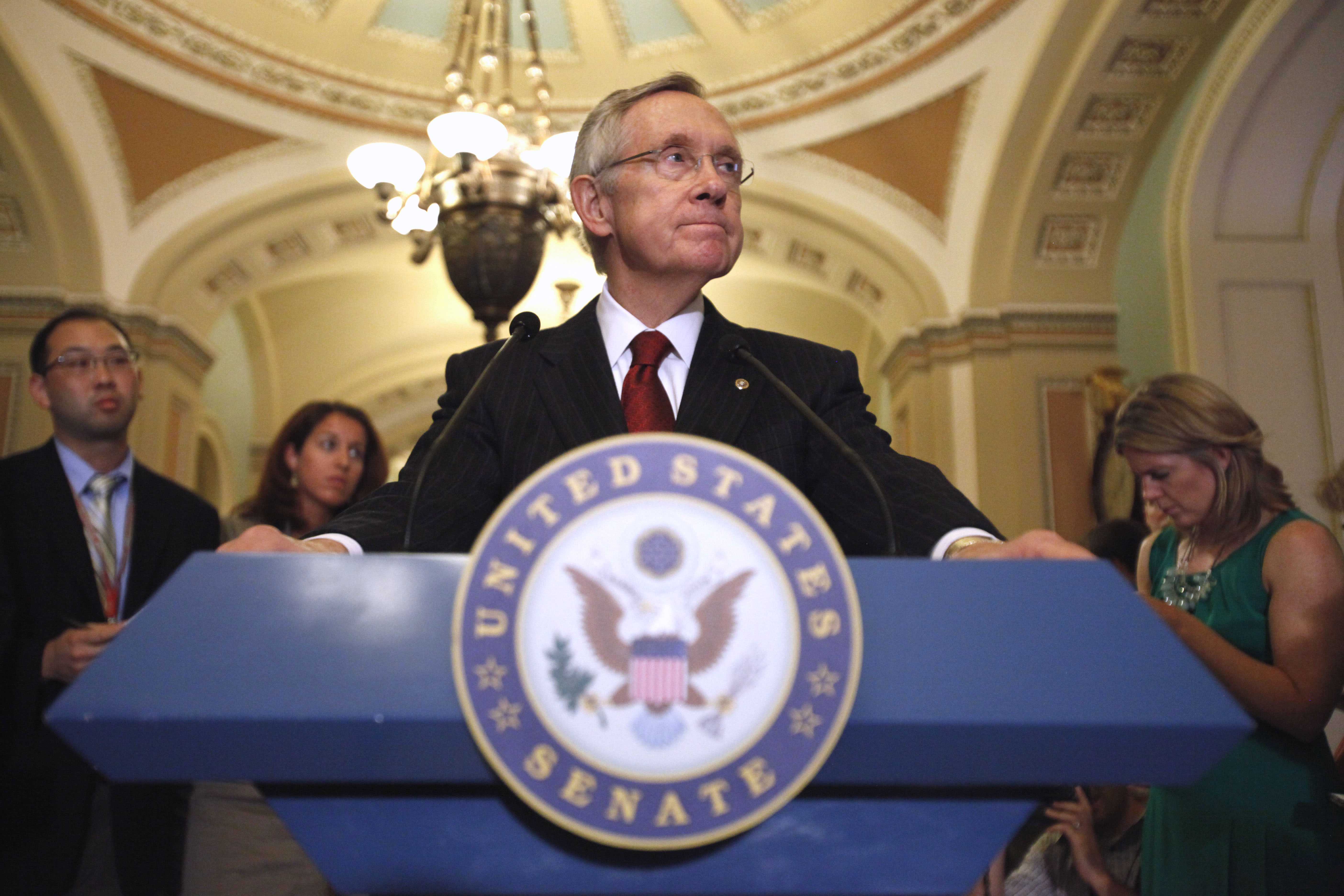 El líder de la mayoría demócrata en el Senado, Harry Reid, de Nevada hace una pausa durante una conferencia de prensa en el Capitolio de Washington, el lunes 1 de agosto del 2011,  para hablar sobre el anteproyecto de límite de endeudamiento de EE.UU. La medida será sometida a un voto final en el Senado el martes antes de ser enviada para la firma del presidente Barack Obama, evitando una desastrosa situación de un impago estadounidense. (Foto AP/Jacquelyn Martin)
