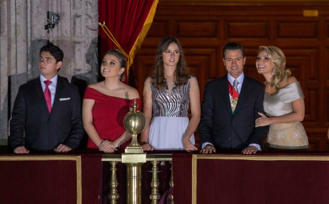 MÉXICO, D.F., 15SEPTIEMBRE2015.- Desde el Balcón Central del Palacio Nacional, y acompañado por su esposa, Angélica Rivera de Peña, y de sus hijos, el Presidente de la República, Enrique Peña Nieto, encabezó la ceremonia por el 205 Aniversario del Inicio de la Gesta de la Independencia de México. Al final, con su familia, presenció los tradicionales juegos pirotécnicos.
FOTO: PRESIDENCIA /CUARTOSUCRO.COM